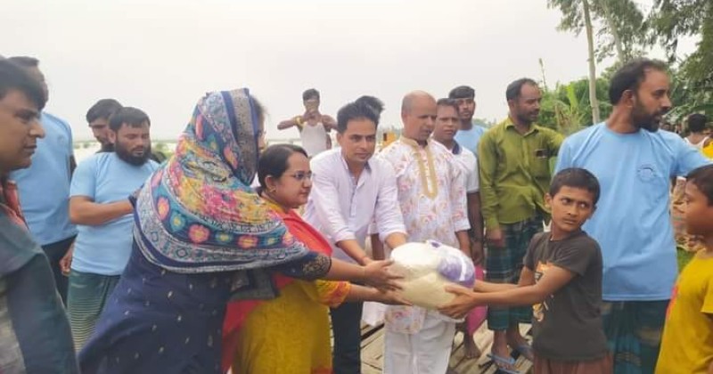 রাজারহাটে পানিবন্দি পরিবারের মাঝে শুকনো খাবার বিতরণ